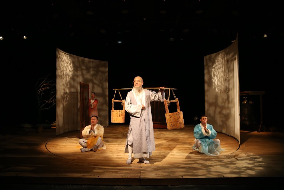 Kolme munkkia on koko perheen esitys, joka yhdistää musiikkia, tanssia, akrobatiaa ja ikiaikaisen tarinan.