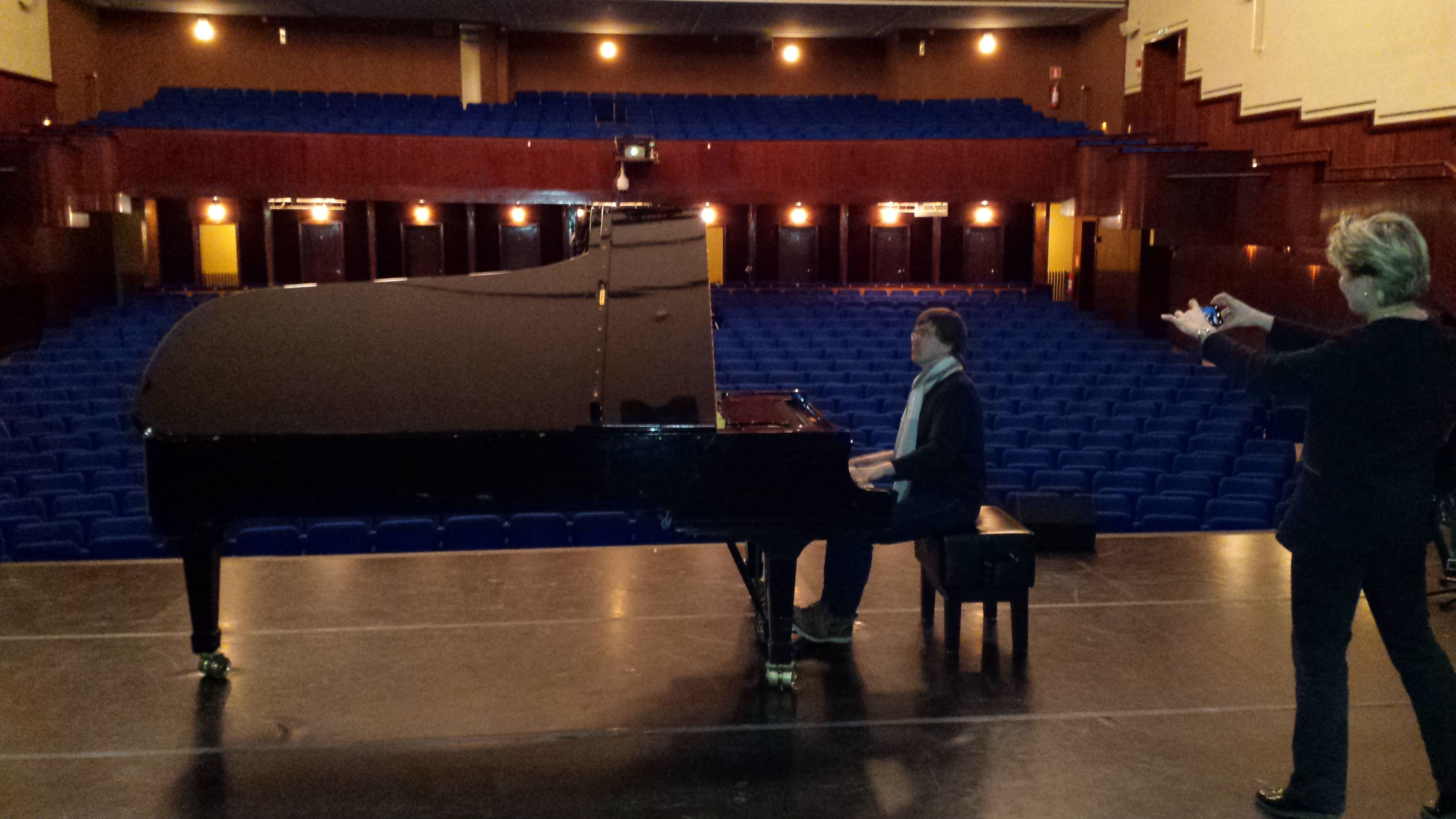 Pianisti Paavali Jumppanen testaa Savoy-teatterin akustiikkaa.