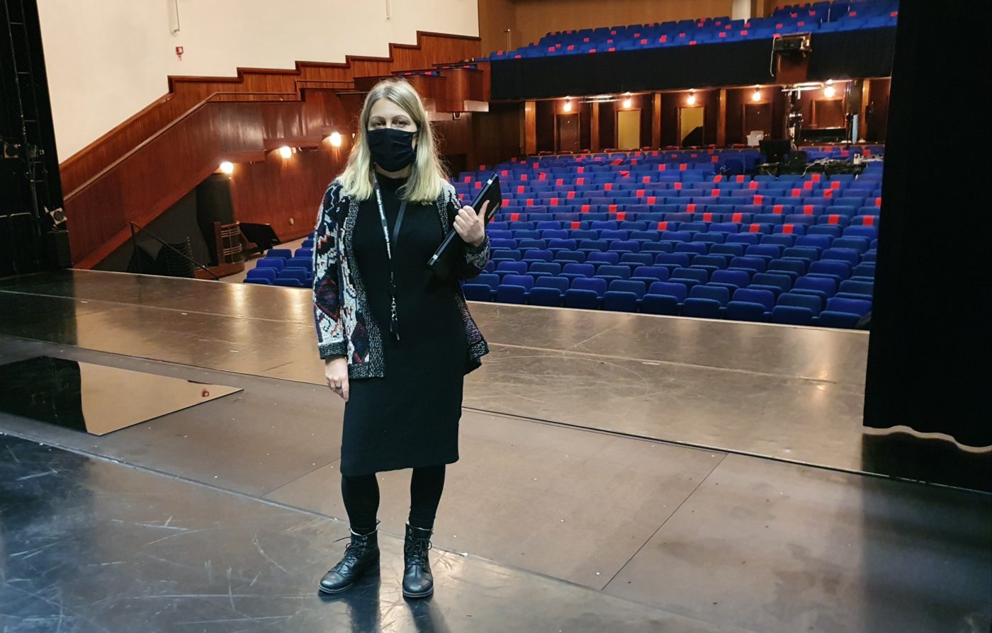 Tuore Savoy-teatterilainen Liisa Eerola on löytänyt tiensä varastosta lavalle.