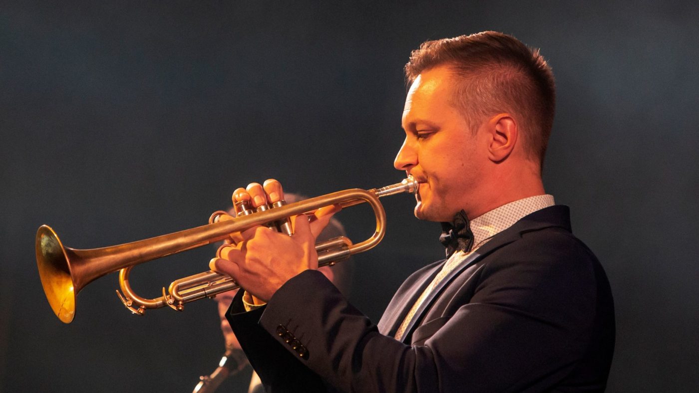 Jukka Eskola soittaa trumpettia