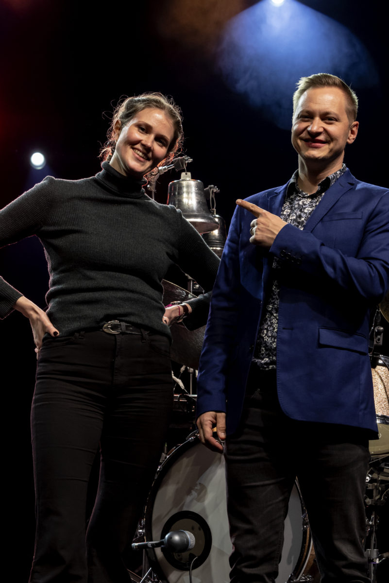 Kuvassa vierekkäin lavalla basisti Kaisa Mäensivu ja trumpetisti Jukka Eskola