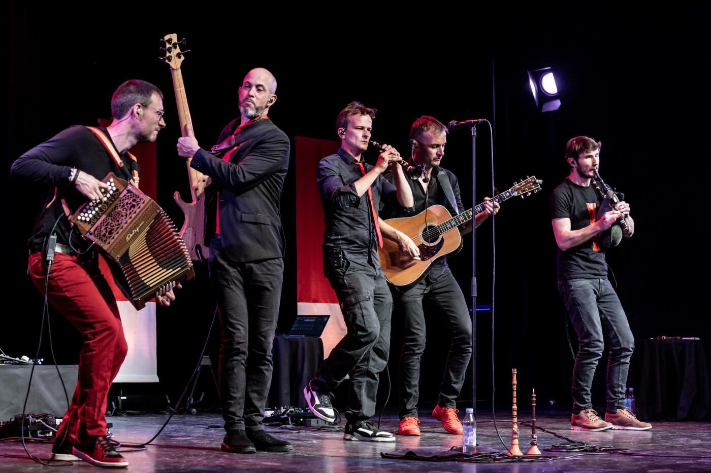 Startijenn yhtye soittaa Savoy-teatterin lavalla