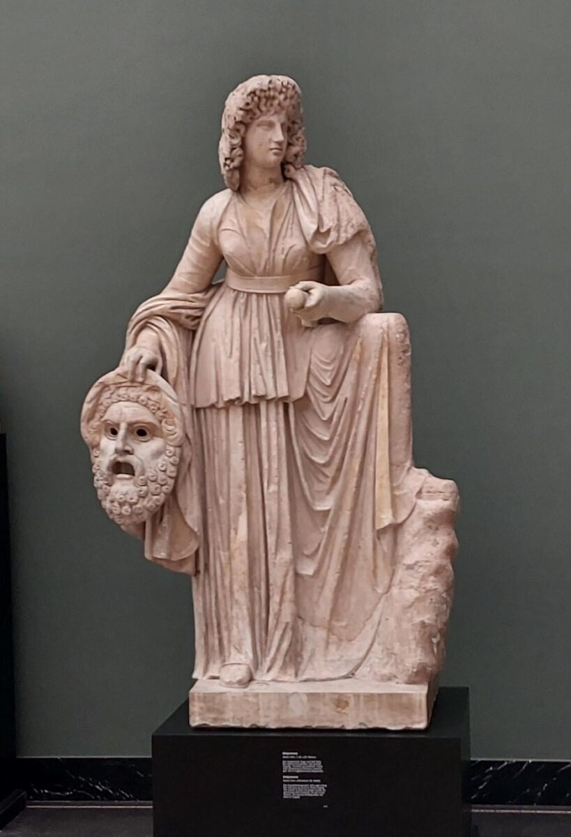 Antiikin aikainen veistos, teatterin muusa Melpomene kädessään kreikkalainen tragedia-naamio