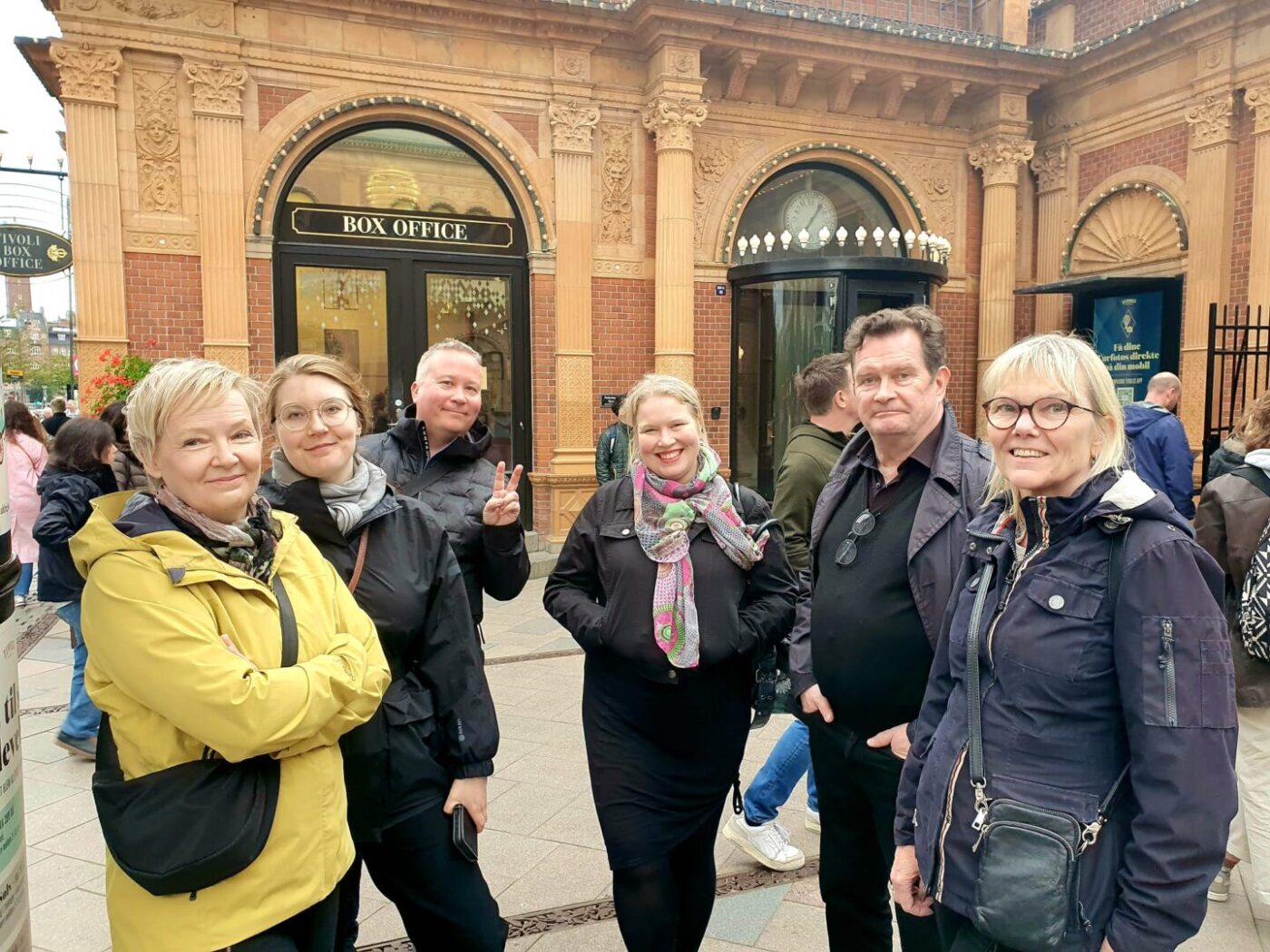 Savoyn henkiökuntaa Tivolin porttien edustalla