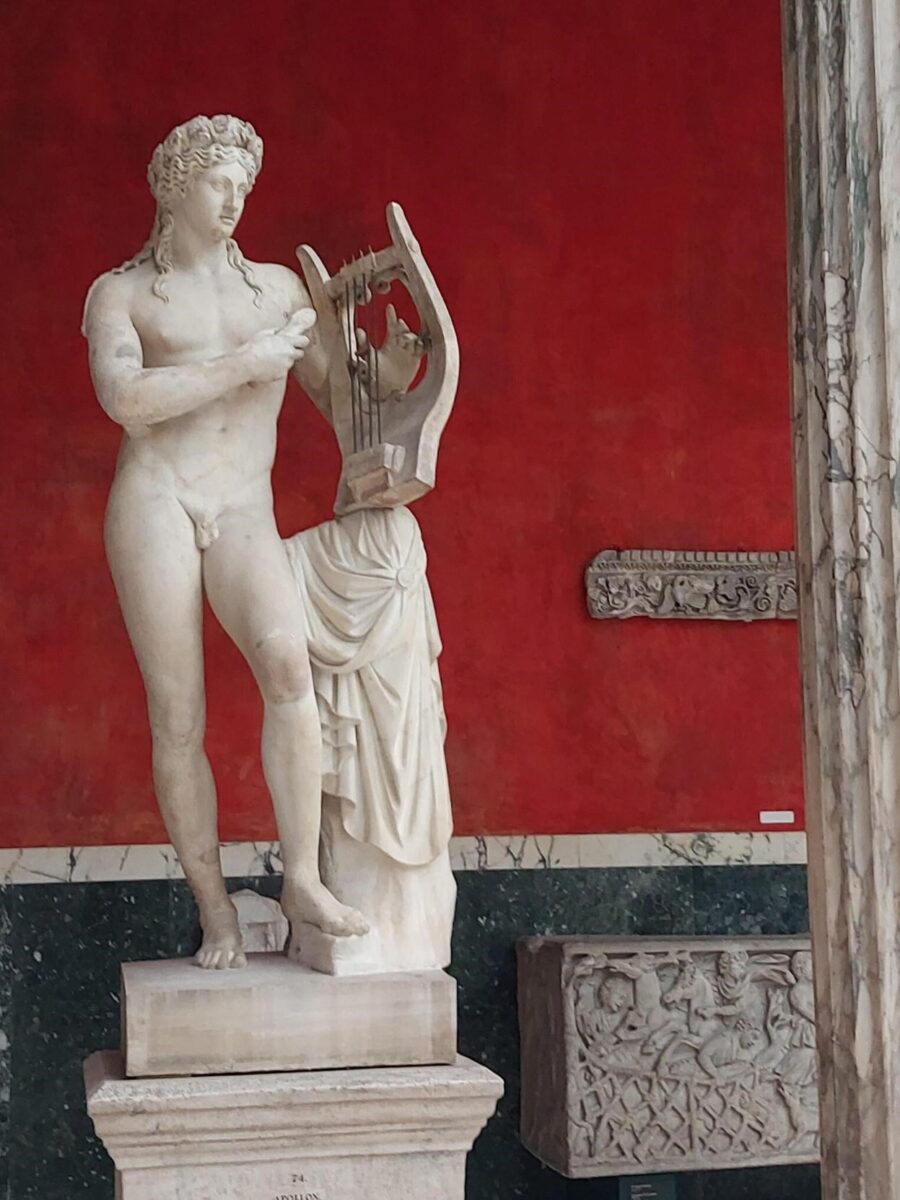 Antiikinaikainen veistos jumala Apollosta, kädessään lyyra